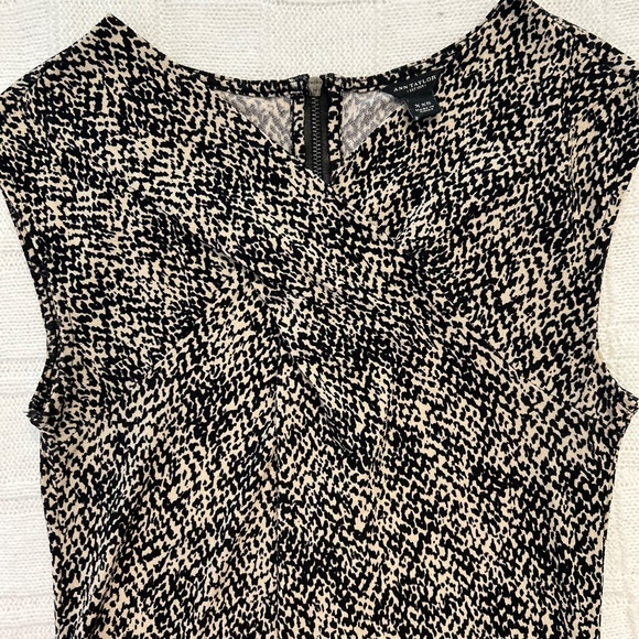 Sleeveless top with back zipper - Picture 3 of 3